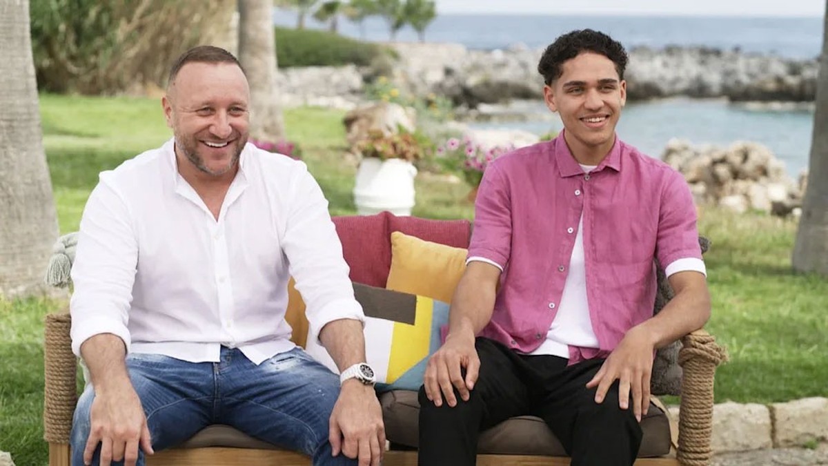 Etienne (rechts) ahnt schon, dass sein Vater Denis für Aufruhr sorgen wird.