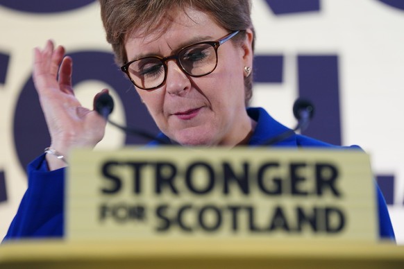 23.11.2022, Gro�britannien, Edinburgh: Nicola Sturgeon, Erste Ministerin von Schottland, spricht im Apex Grassmarket Hotel. Trotz des Urteils des h�chsten britischen Gerichts gegen ein schottisches Re ...