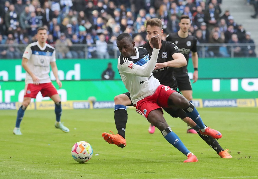 Lukas Kluenter Arminia Bielefeld, Jean-Luc Dompe HSV Fussball, Herren, Saison 2022/2023, 2.BL, Volksparkstadion, Hamburger SV gegen DSC Arminia Bielefeld DFL REGULATIONS PROHIBIT ANY USE OF PHOTOGRAPH ...