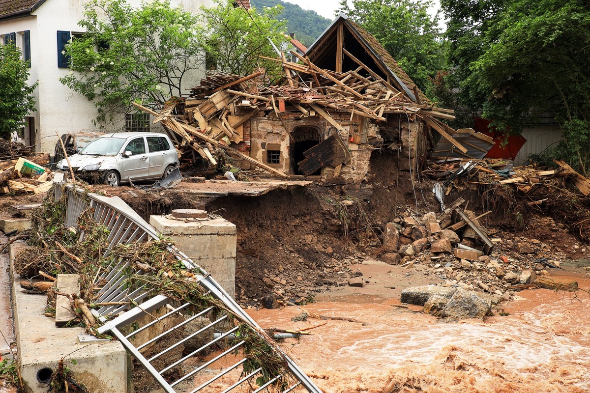 03.06.2024, Baden-Württemberg, Rudersberg: Blick auf ein durch Hochwasser zerstörtes Gebäude. Seit Tagen kämpfen die Helfer in Bayern und Baden-Württemberg gegen die Flut und ihre Folgen. Die Hochwass ...