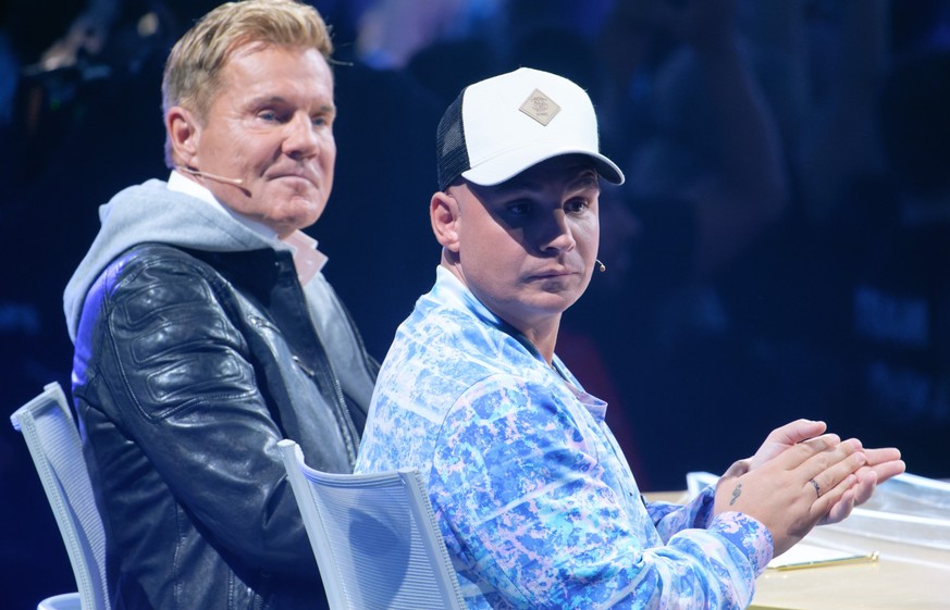 08.04.2023, Nordrhein-Westfalen, Köln: Die Juroren Dieter Bohlen (l) und Pietro Lombardi sitzen beim Halbfinale der Castingshow «Deutschland sucht den Superstar» auf der Bühne. Foto: Henning Kaiser/dp ...