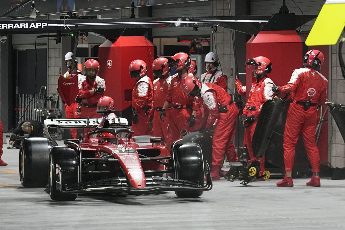19.11.2023, USA, Las Vegas: Motorsport: Formel-1-Weltmeisterschaft, Grand Prix von Las Vegas, Rennen: Charles Leclerc aus Monaco von Team Ferrari kommt zum Boxenstopp. Foto: Darron Cummings/POOL AP/dp ...