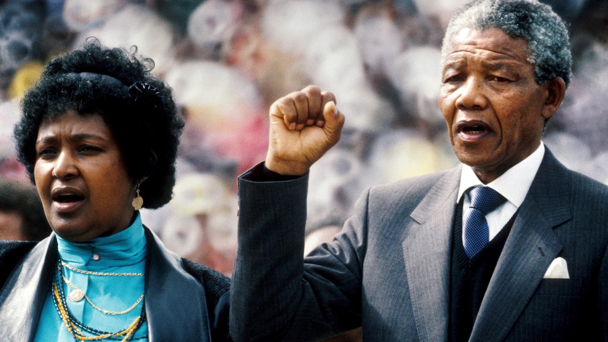 epa03978389 (FILE) A file picture dated 13 February 1990 of Former South African President Nelson Mandela (R) giving the clenched fist salute as he stands with his wife Winnie Mandela (L) during his & ...
