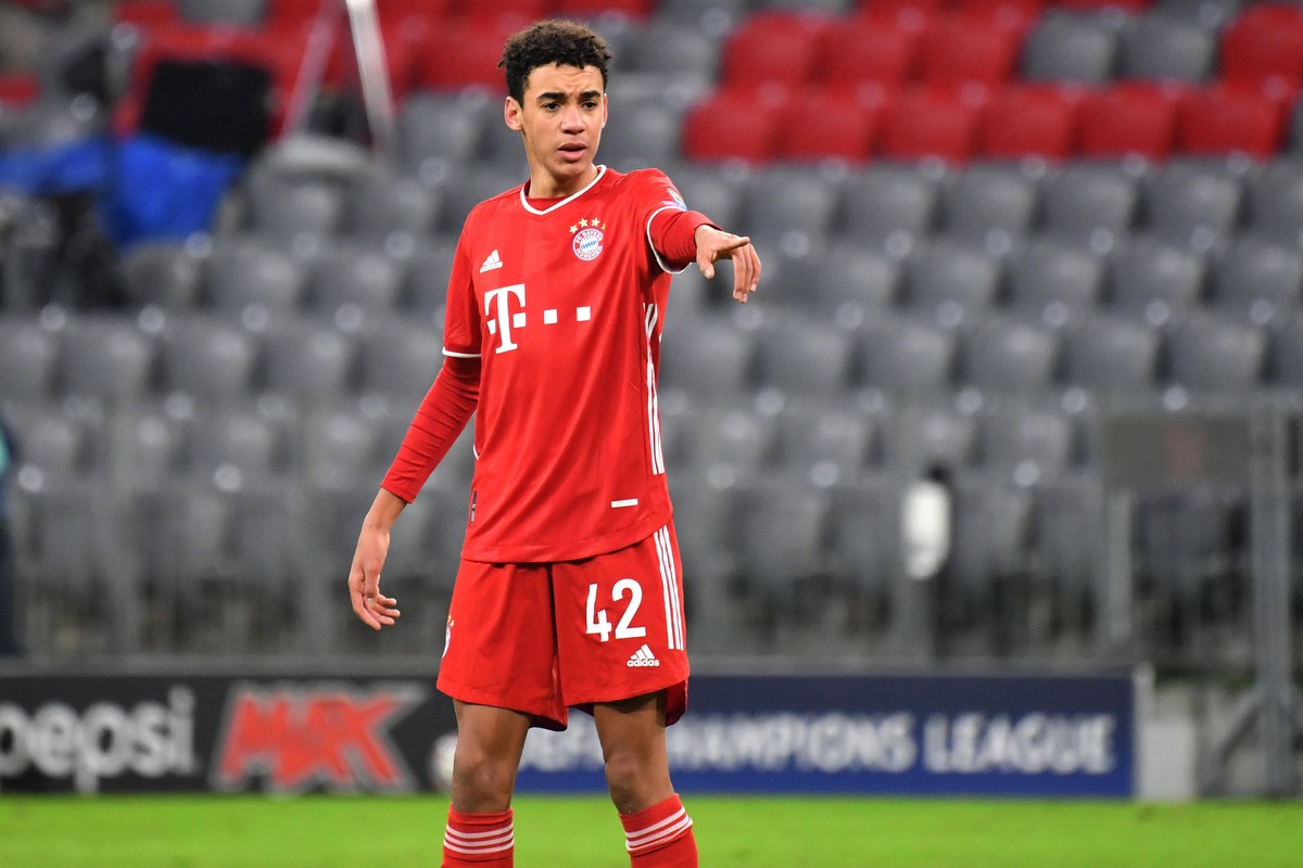 Jamal MUSIALA Bayern Muenchen, Gestik,gibt Anweisungen, Aktion,Einzelbild,angeschnittenes Einzelmotiv,Halbfigur,halbe Figur. FC Bayern Muenchen-Lokomotive Moskau 2-0, Fussball Champions League,Gruppe ...