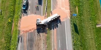 Dieses Bilder von ausgelaufener Schokolade auf der Autobahn zerreißen uns das Herz