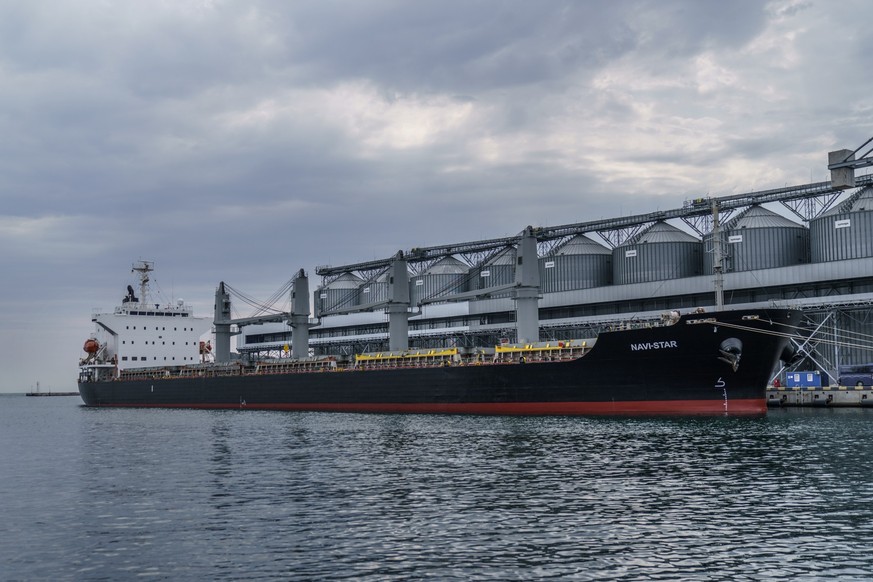 ARCHIV - 29.07.2022, Ukraine, Odessa: Das Frachtschiff Navi-Star ist seit Beginn des Krieges mit Getreide beladen und wartet darauf, den Hafen von Odessa zu verlassen. Russland hat nach den Drohnenang ...