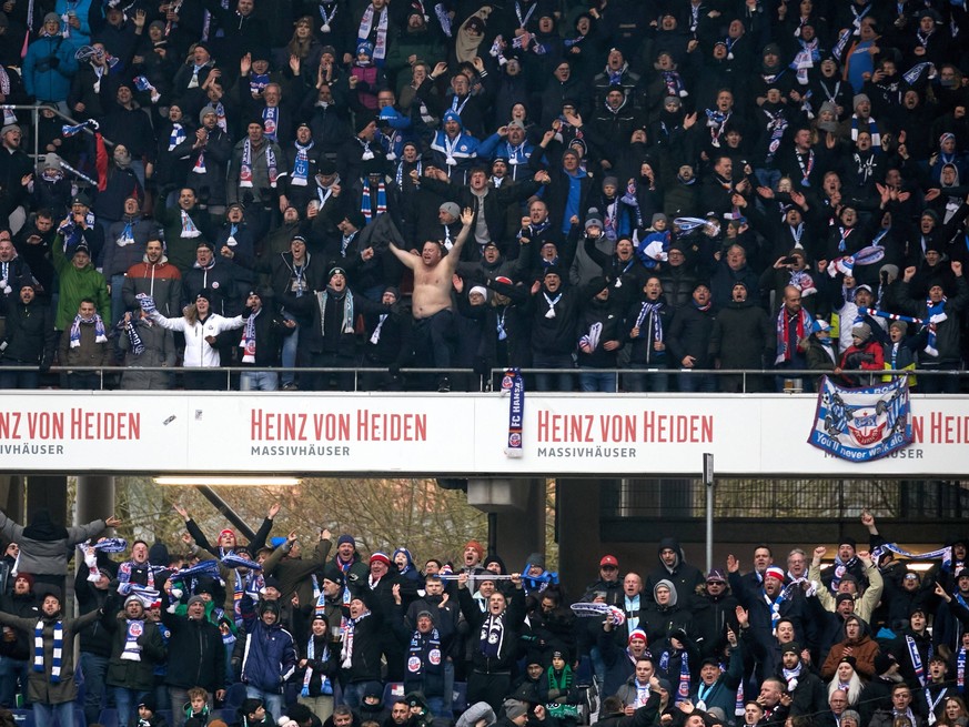 Dennis Dressel FC Hansa Rostock 06 Mittelfeld schiesst in der 38 Spielminute das erste Tor fuer Rostock. Die Freude ist gross. Die Mannschaft jubelt und die fans ebenfalls. Hannover 96 - FC Hansa Rost ...