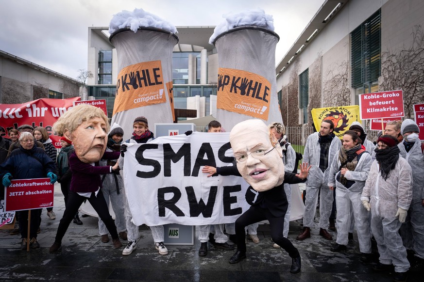 Umweltaktivisten protestieren gegen das Kohleausstiegsgesetz.