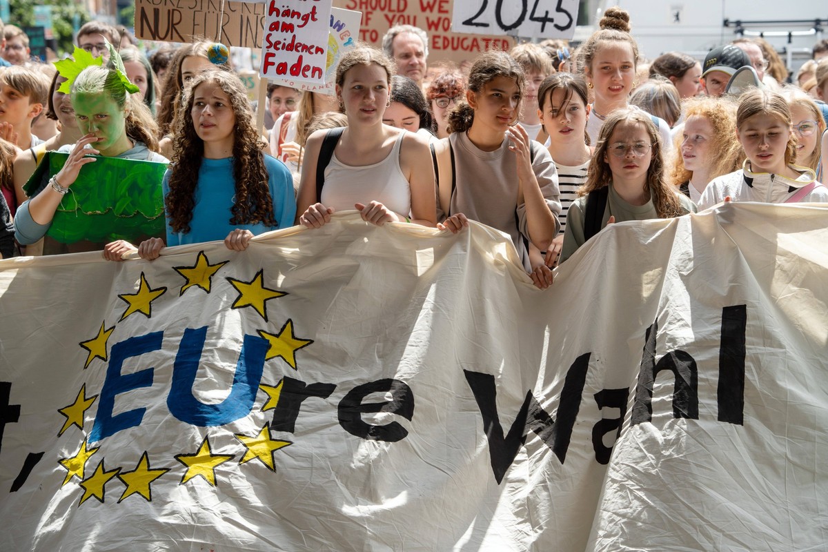 Klimastreik von Fridays for Future, Demonstrationszug, Berlin, 31. Mai 2024 Deutschland, Berlin, 31. Mai 2024, Klimastreik von Fridays for Future, Demonstrationszug, Front-Transparent EUre Wahl, viele ...