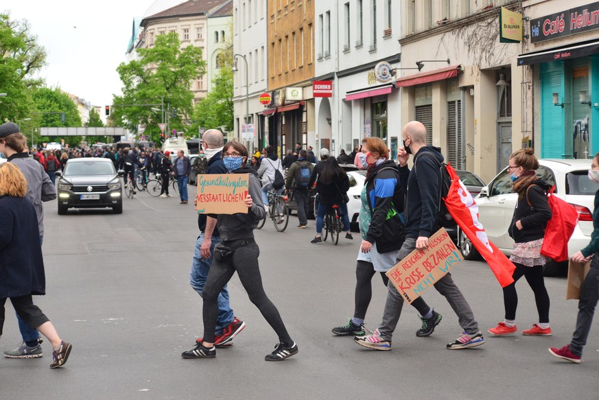 Demonstranten ziehen am 1. Mai durch den Berliner Stadtteil Kreuzberg.