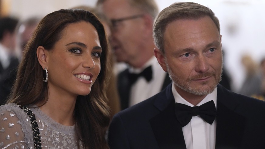 German Finance Minister Christian Lindner, right, and his wife Franca Lehfeldt arrive for a dinner hosted by German President Frank-Walter Steinmeier, Spain&#039;s King Felipe, Spain&#039;s Queen Leti ...