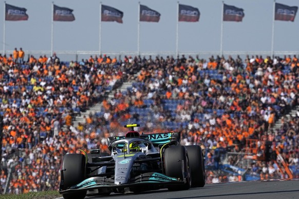 03.09.2022, Niederlande, Zandvoort: Motorsport: Formel-1-Weltmeisterschaft, Grand Prix von Niederlande, 3. Freies Training: Lewis Hamilton aus Gro�britannien vom Team Mercedes steuert sein Auto auf de ...