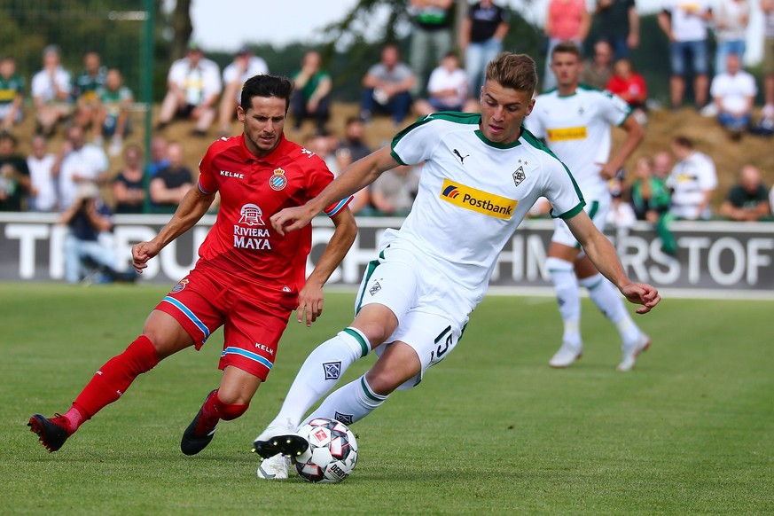 xuhx Wegberg, Waldstadion, 11.08.18, Testspiel: Borussia Moenchengladbach - Espanyol Barcelona Bild: Louis Jordan Beyer (Gladbach) DFL regulations prohibit any use of photographs as image sequences an ...