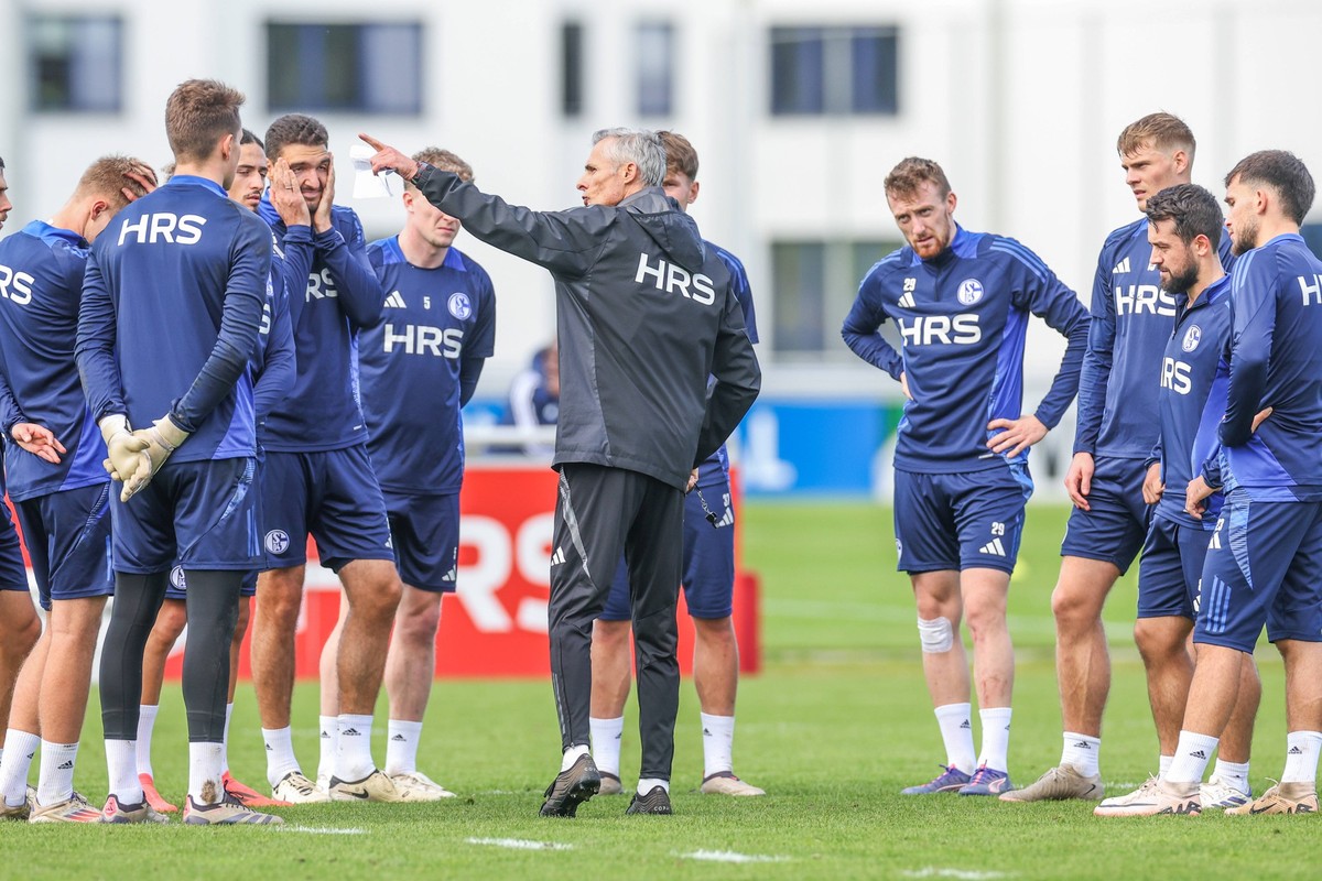 07.10.2024, Fussball, Saison 2024/2025, 2. Bundesliga, Training FC Schalke 04, Cheftrainer Kees van Wonderen FC Schalke 04 spricht zu seiner Mannschaft. Gelsenkirchen NRW Deutschland xRHR-FOTOx *** 07 ...