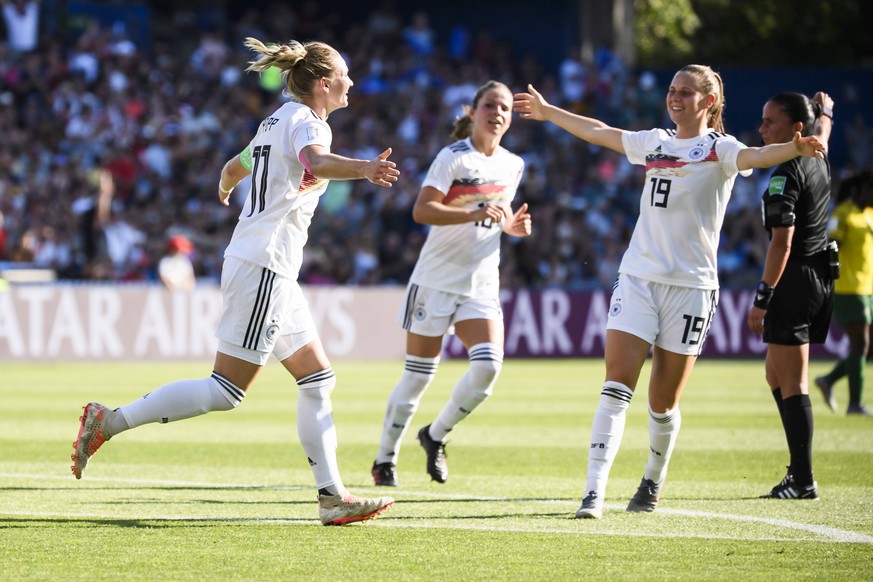 17.06.2019, xkvx, Fussball Frauen WM in Frankreich, Suedafrika - Deutschland emspor, v.l. Torjubel, Goal celebration, celebrate the goal zum 0:3 durch Alexandra Popp (Deutsche Fussball Nationalmannsch ...