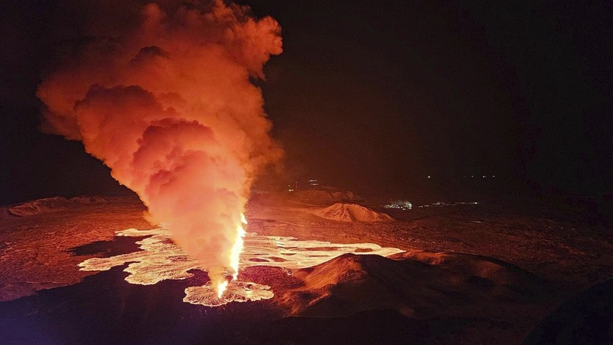 08.02.2024, Island, Grindavik: Luftaufnahme des Vulkanausbruchs. Auf Island ist es erneut zu einem Vulkanausbruch gekommen. Am Donnerstagmorgen tat sich nördlich des Küstenortes Grindavík ein langer E ...
