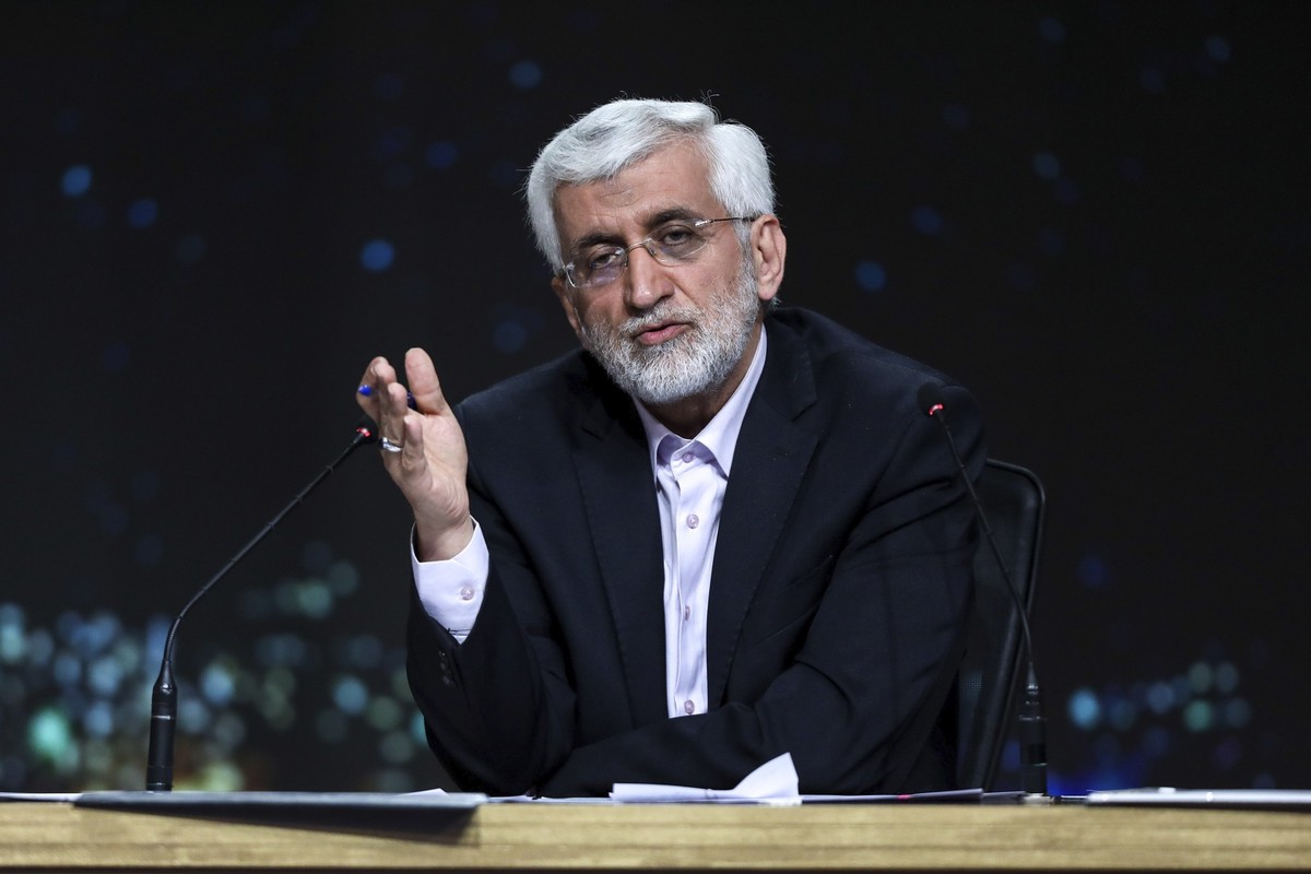 HANDOUT - 21.06.2016, Iran, Teheran: Auf diesem vom iranischen Staatsfernsehen IRIB zur Verfügung gestellten Bild spricht der Präsidentschaftskandidat für die Wahlen am 28. Juni 2024, Said Dschalili, ...