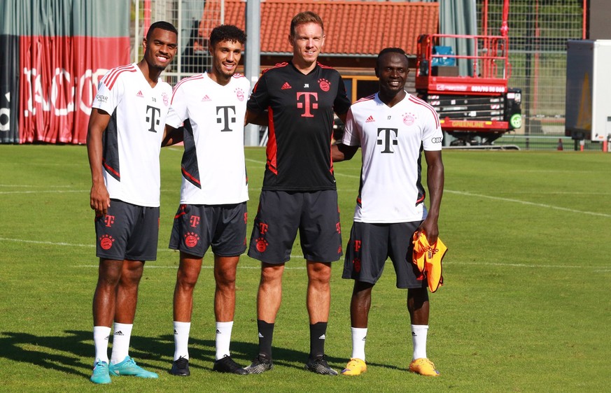 v.l.: 38 Ryan Gravenberch, 40 Noussair Mazraoui, Trainer Julian Nagelsmann, Sadio Mane, Neuzugang, Nuzugaenge, Grupppe, Gruppenfoto Fussball / 1. Bundesliga / FC Bayern Muenchen / Training an der Saeb ...