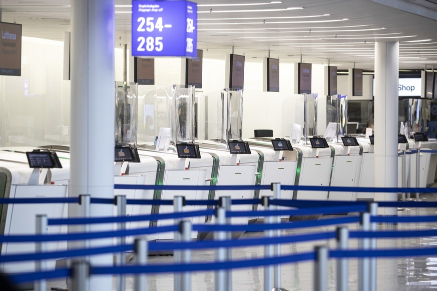 ARCHIV - 05.07.2023, Hessen, Frankfurt/Main: Leere herrscht an einem Check-in Schalter im Terminal 1 am Frankfurter Flughafen. Wegen des geplanten Warnstreiks bei der Luftsicherheit können an diesem D ...