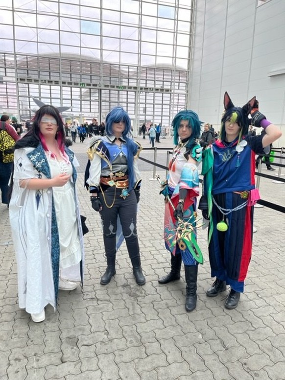 Eine Gruppe, die Charaktere aus dem Anime "Genshin Impact" verkörpert.
