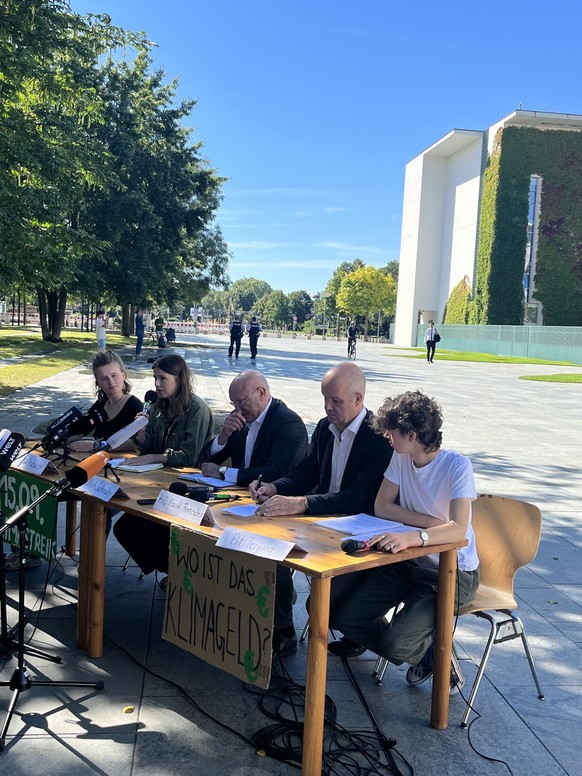 An der Pressekonferenz beteiligten sich auch Wirtschafts- und Sozialverbände.