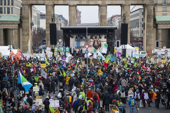 Vor dem Brandenburger Tor versammelten sich zahlreiche Protestierende.