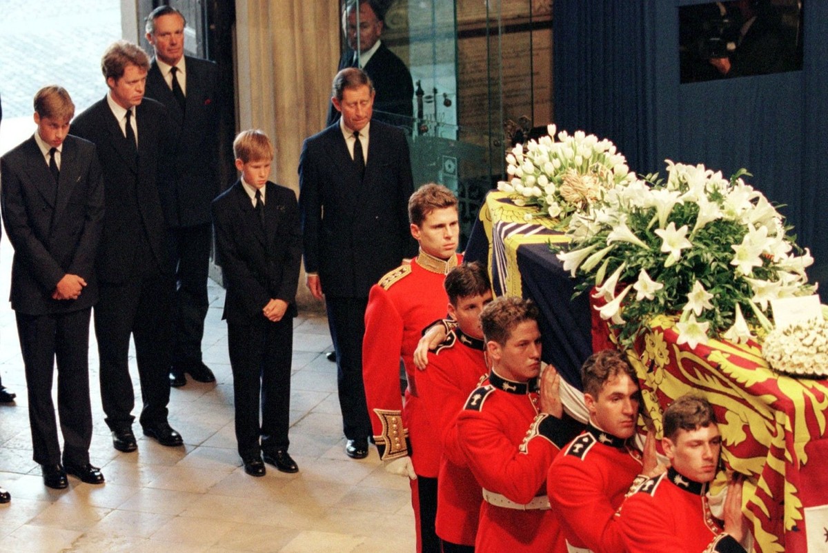 ARCHIV - 06.09.1997, Gro�britannien, London: Prinz William (l-r), Dianas Bruder Charles Spencer, Prinz Harry und Prinz Charles stehen hinter dem Sarg von Prinzessin Diana auf dem Weg zur Trauerfeier i ...