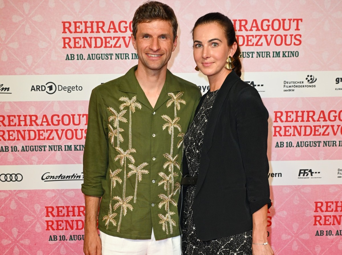 MUNICH, GERMANY - JULY 31: Thomas Müller and his wife Lisa Müller attend the Premiere for &quot;Rehragout Rendezvous&quot; at Mathaeser Filmpalast on July 31, 2023 in Munich, Germany. (Photo by Hannes ...