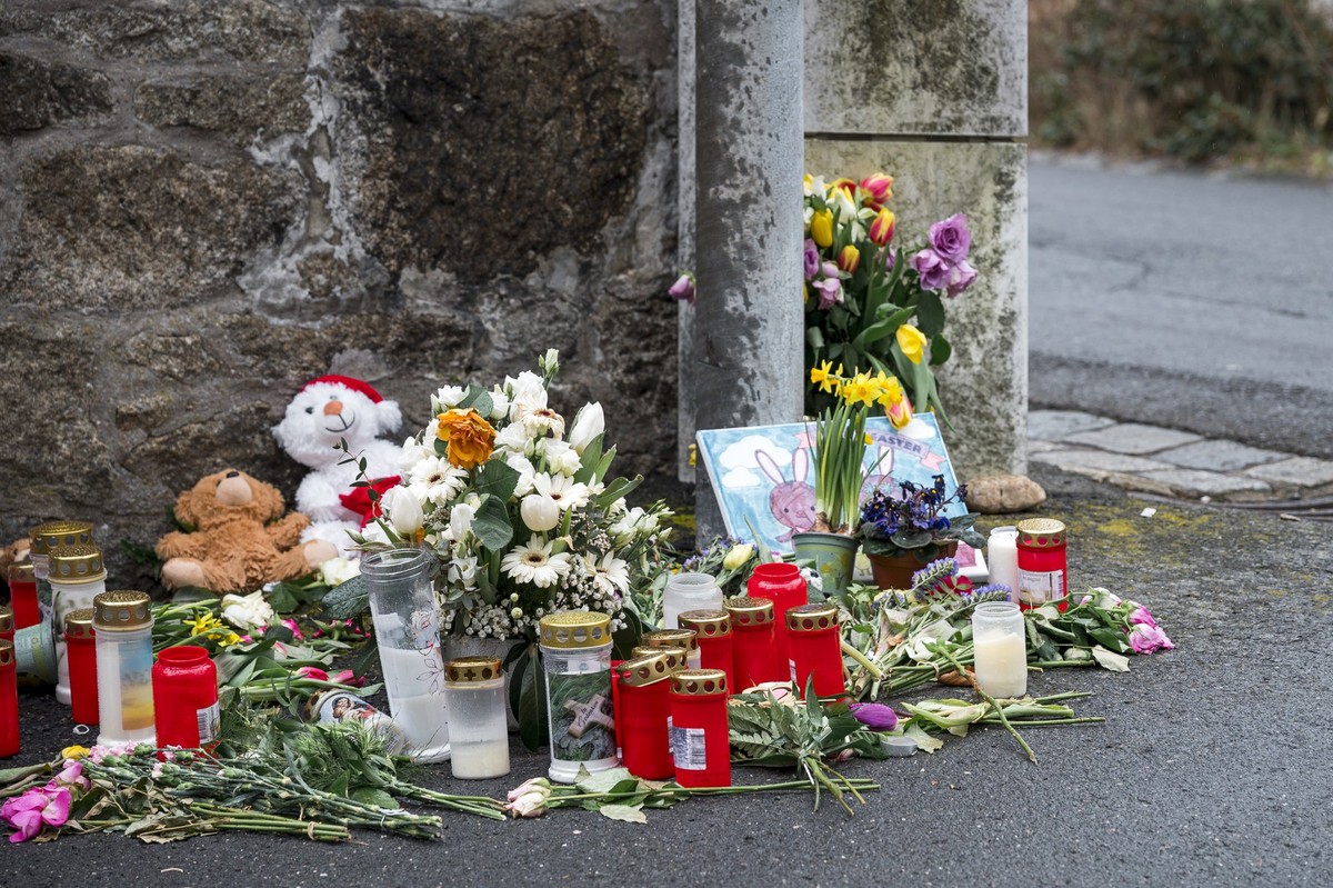 ARCHIV - 12.04.2023, Bayern, Wunsiedel: An einer Mauer vor dem Kinder- und Jugendhilfezentrum, in dem eine Zehnjährige tot aufgefunden wurde, liegen Blumen, Kuscheltiere und Kerzen. (zu dpa: «Totes Mä ...