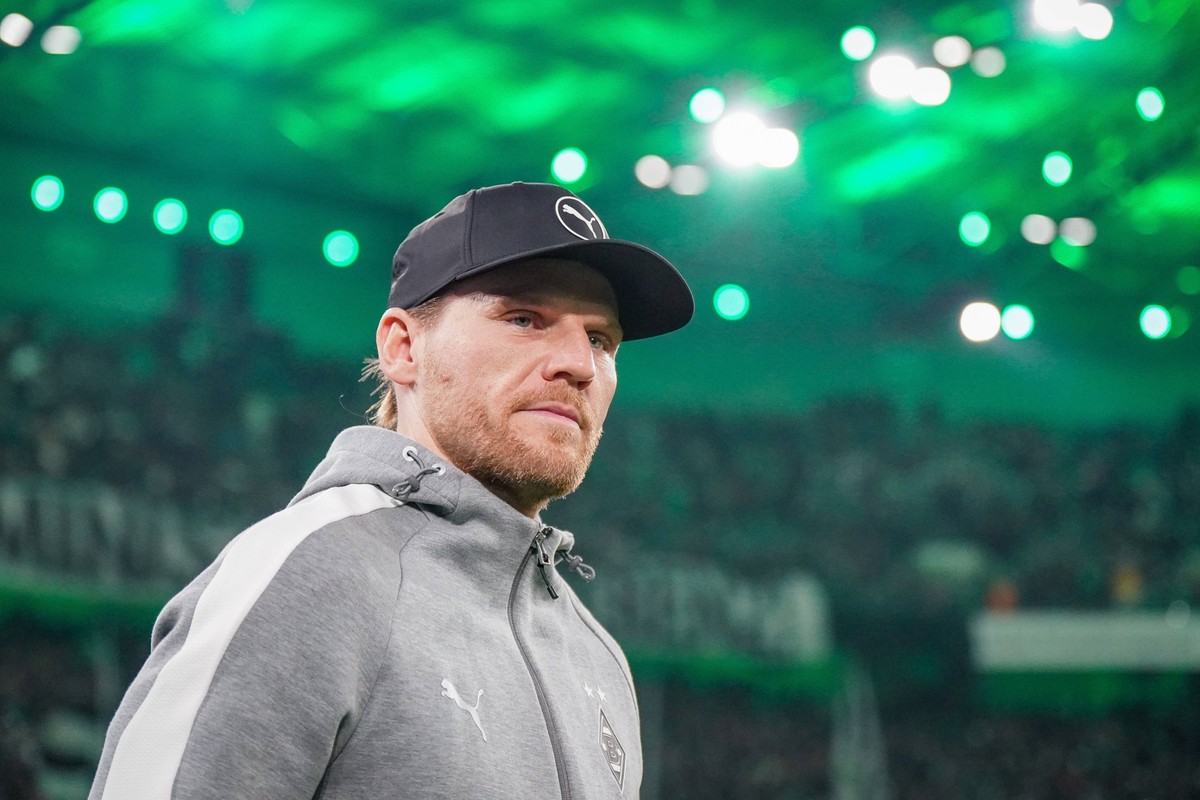 Deutschland: Fussball Bundesliga 2025/26, 12. Spieltag - Borussia M�nchengladbach vs RB Leipzig - Borussia-Park M�nchengladbach: Eugen Polanski Trainer, Borussia M�nchengladbach M�nchengladbach Nordrh ...