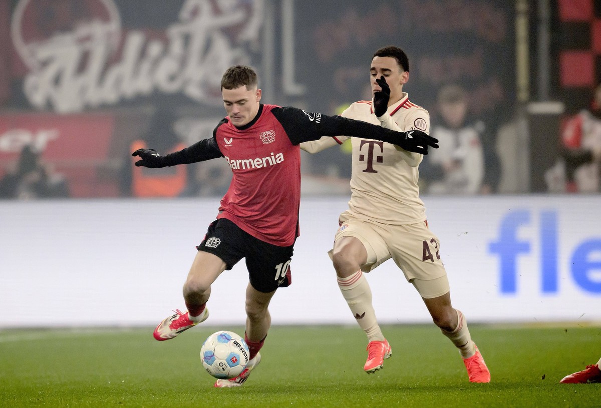 v.l. Florian WIRTZ LEV, Jamal MUSIALA M, Aktion, Zweikampf, Fussball 1. Bundesliga, 22.Spieltag, Bayer 04 Leverkusen LEV - FC Bayern Muenchen M, am 15.02.2025 in Leverkusen/ Deutschland. DFL regulatio ...