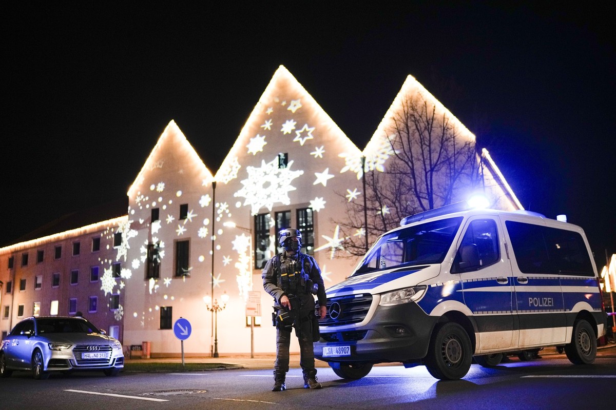 FILE - A police officer guards at a blocked road near a Christmas market after an incident in Magdeburg, Germany, Friday, Dec. 20, 2024. (AP Photo/Ebrahim Noroozi, File)