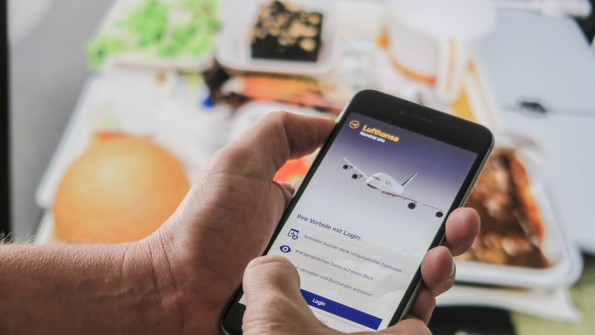 Lufthansa Applikation, Einloggen, Service, elektronisch Telefon, an Bord, Internet, Flugzeug, Essen, application, registration, service, electronic telephone, board, internet, airplane, food
Luftha ...