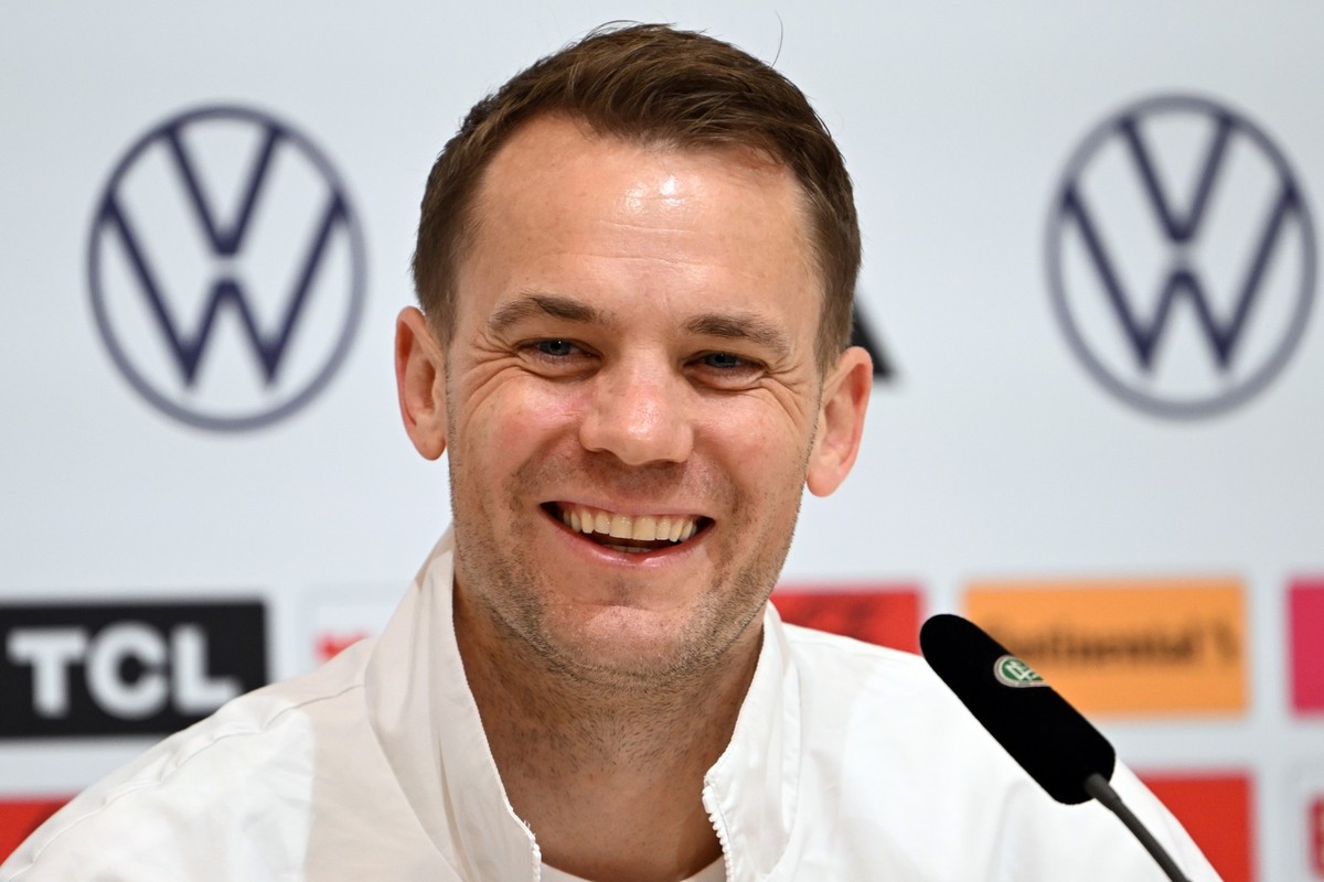 17.06.2024, Bayern, Herzogenaurach: Fußball: EM, Nationalmannschaft, Pressekonferenz, Deutschlands Torwart Manuel Neuer beantwortet während der Pressekonferenz die Fragen von Journalisten. Foto: Feder ...
