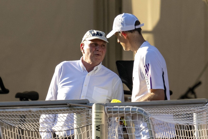 Fußball: Trainingslager von Bayern München am 15.07.23, Saison 2023/2024 in Rottach-Egern. Uli Hoeneß l. spricht mit Münchens Trainer Thomas Tuchel. *** Soccer training camp of Bayern Munich on 15 07  ...