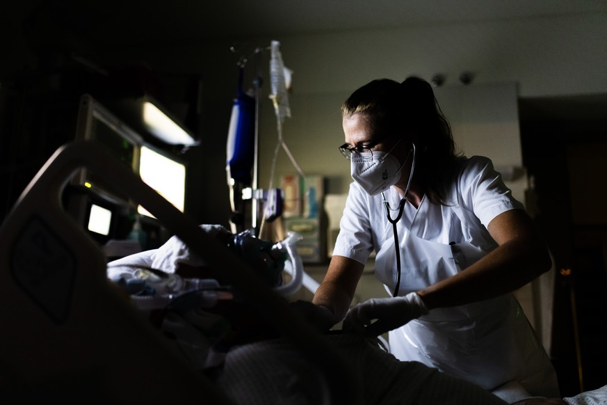 22.07.2021, Baden-W�rttemberg, Freiburg: Elke Koch, stellvertretende Stationsleiterin einer Intensivstation des Uniklinikums Freiburg, h�rt die Herzt�ne eines Patienten ab. (zu dpa: �Klinik-Nachtschic ...