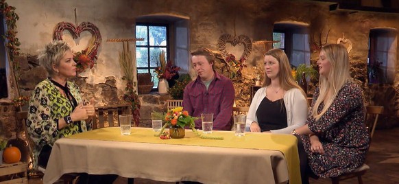 Dirk kommt noch einmal mit Saskia und Sophie an einen Tisch.