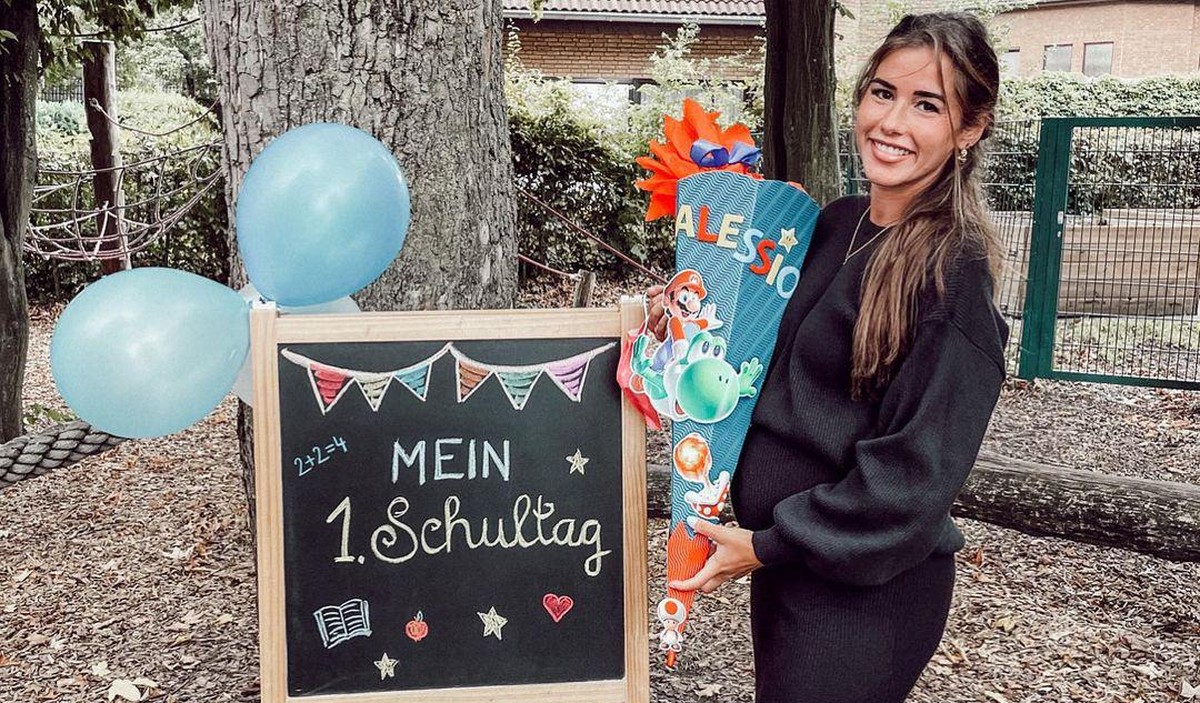Sarah Engels begleitete ihren Sohnemann Alessio bei seiner Einschulung und posierte stolz mit dessen Schultüte.