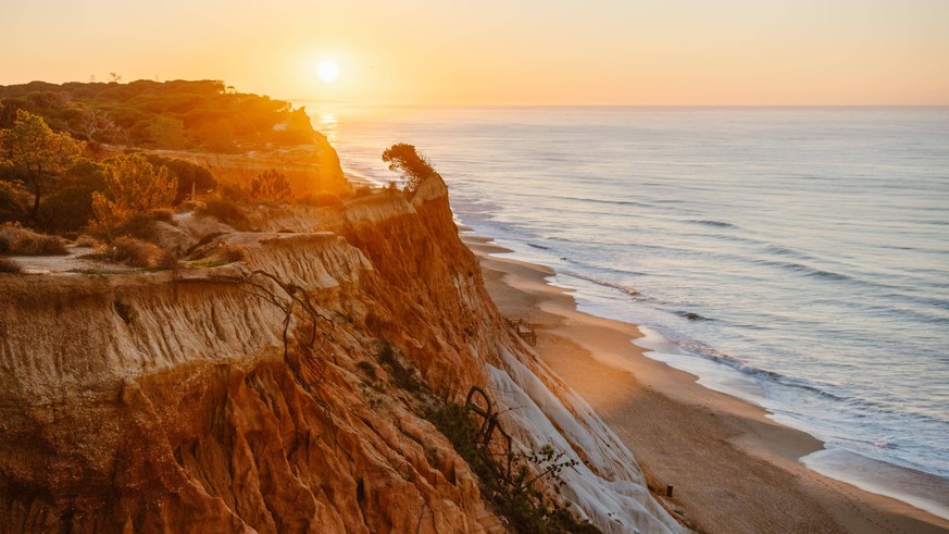 Erstaunliche Landschaft von Falesia Strand mit orangefarbenen Klippen bei Sonnenaufgang, Algarve, Portugal, Europa *** Amazing Landscape from Falesia Beach with orange Cliffs at Sunrise, Algarve, Port ...