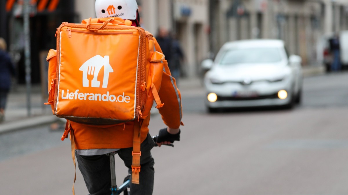 ARCHIV - 25.05.2020, Sachsen, Leipzig: Ein Fahradbote von Lieferando fährt durch die Innenstadt. (Zu dpa &quot;Lieferando baut Geschäft abseits von Restaurantlieferungen aus&quot;) Foto: Jan Woitas/dp ...