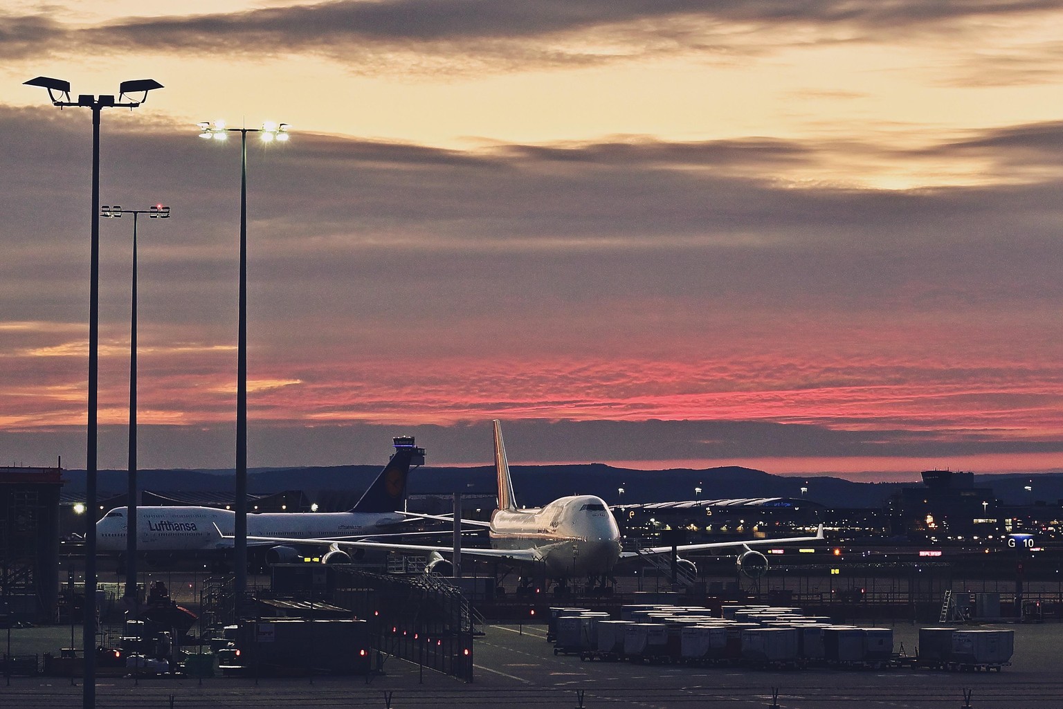 Rollfeld des Frankfurter Flughafens. Viele Maschinen der Lufthansa, die derzeit nicht eingesetzt werden, sind am Fraport, dem Heimatflughafen der Lufthansa geparkt. Hier eine Boeing 747. Die Lufthansa ...