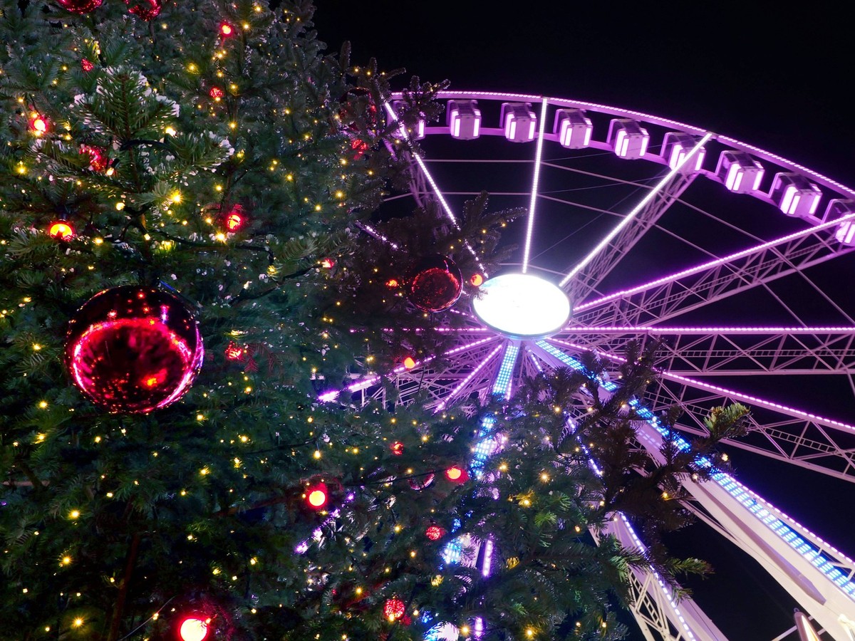 07.11.2025, Berlin - Deutschland. Lichtenberger Winterzeit an der Landsberger Allee mit Riesenrad und Weihnachtsbaum. *** 07 11 2025, Berlin Germany Lichtenberg winter time on Landsberger Allee with F ...