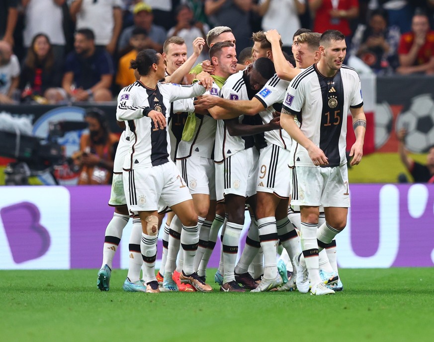 27.11.2022, Katar, Al-Chau: Fu�ball, WM 2022 in Katar, Spanien - Deutschland, Vorrunde, Gruppe E, Spieltag 2, im Al-Bait Stadion, die Spieler von Deutschland bejubeln den 1:1-Ausgleich. Foto: Tom Well ...