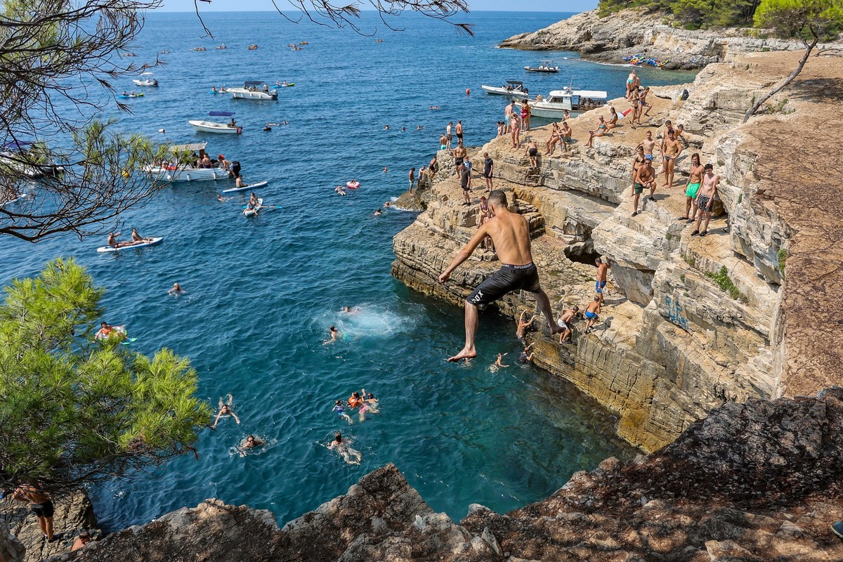 Bilder des Jahres 2024, News 08 August News Themen der Woche KW33 News Bilder des Tages Seagull s Rocks beach in Pula, Croatia Man jumps in the sea at Seagull s Rocks beach in Pula, Croatia, on August ...