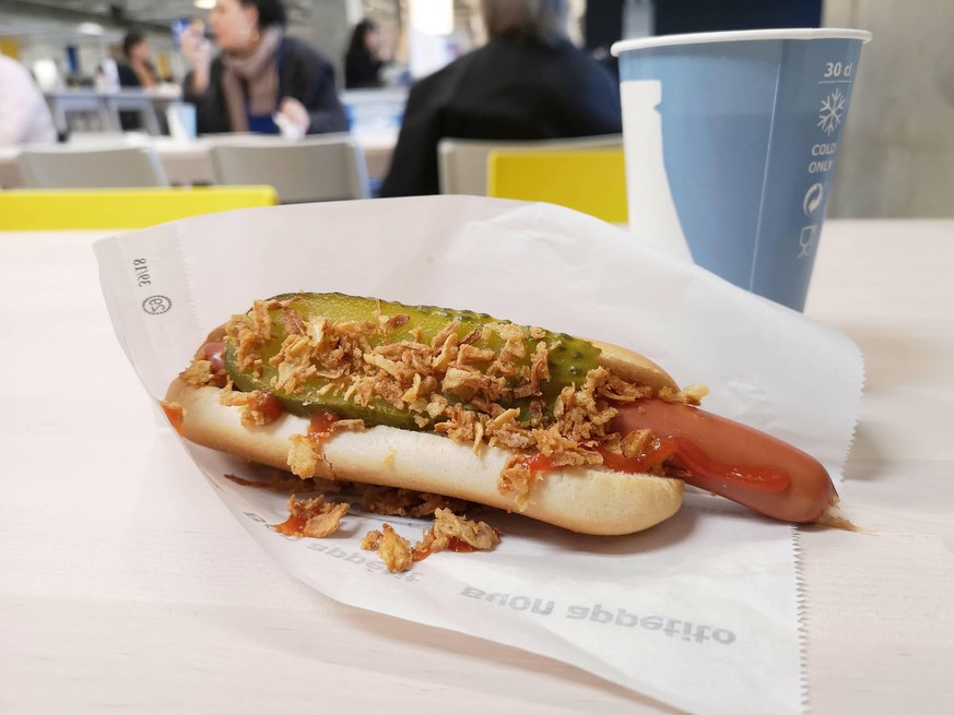 24.01.2019 IKEA Schweiz , Poulet Hot Dog mit Gurke und Zwiebeln *** 24 01 2019 IKEA Switzerland chicken hot dog with cucumber and onions