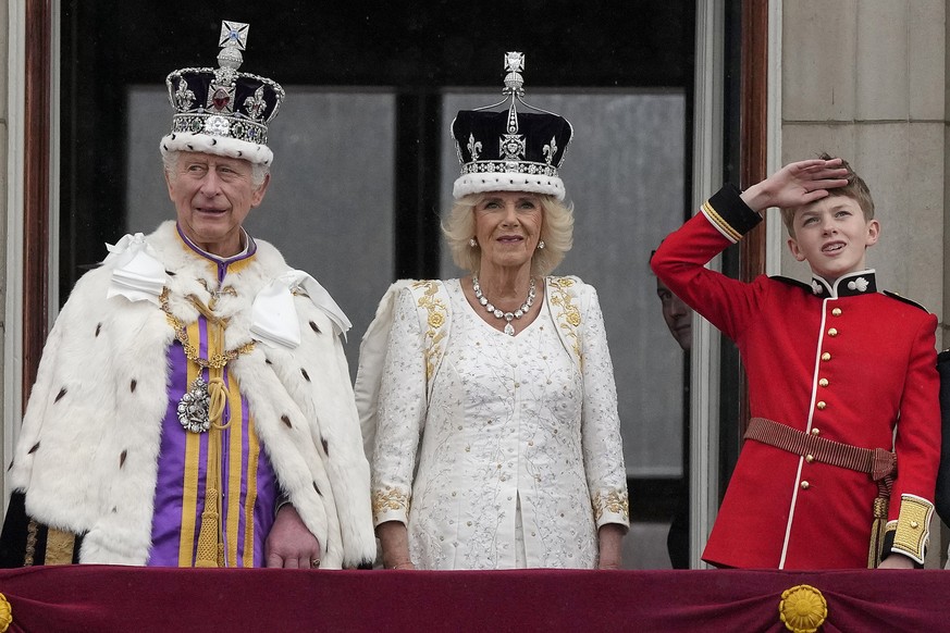 Britain&#039;s King Charles III and Queen Camilla greet the crowds from the balcony of Buckingham Palace after the coronation ceremony in London, Saturday, May 6, 2023. (AP Photo/Frank Augstein)