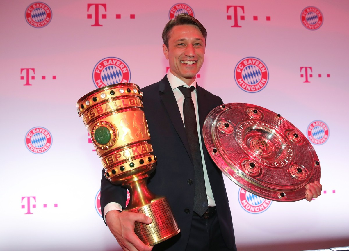 ARCHIV - 25.05.2019, Berlin: Fu�ball, DFB-Pokal Finale, RB Leipzig - FC Bayern M�nchen: Trainer Niko Kovac h�lt DFB-Pokal und Meisterschale in der Finalnacht 2019 beim offiziellen Bankett des FC Bayer ...