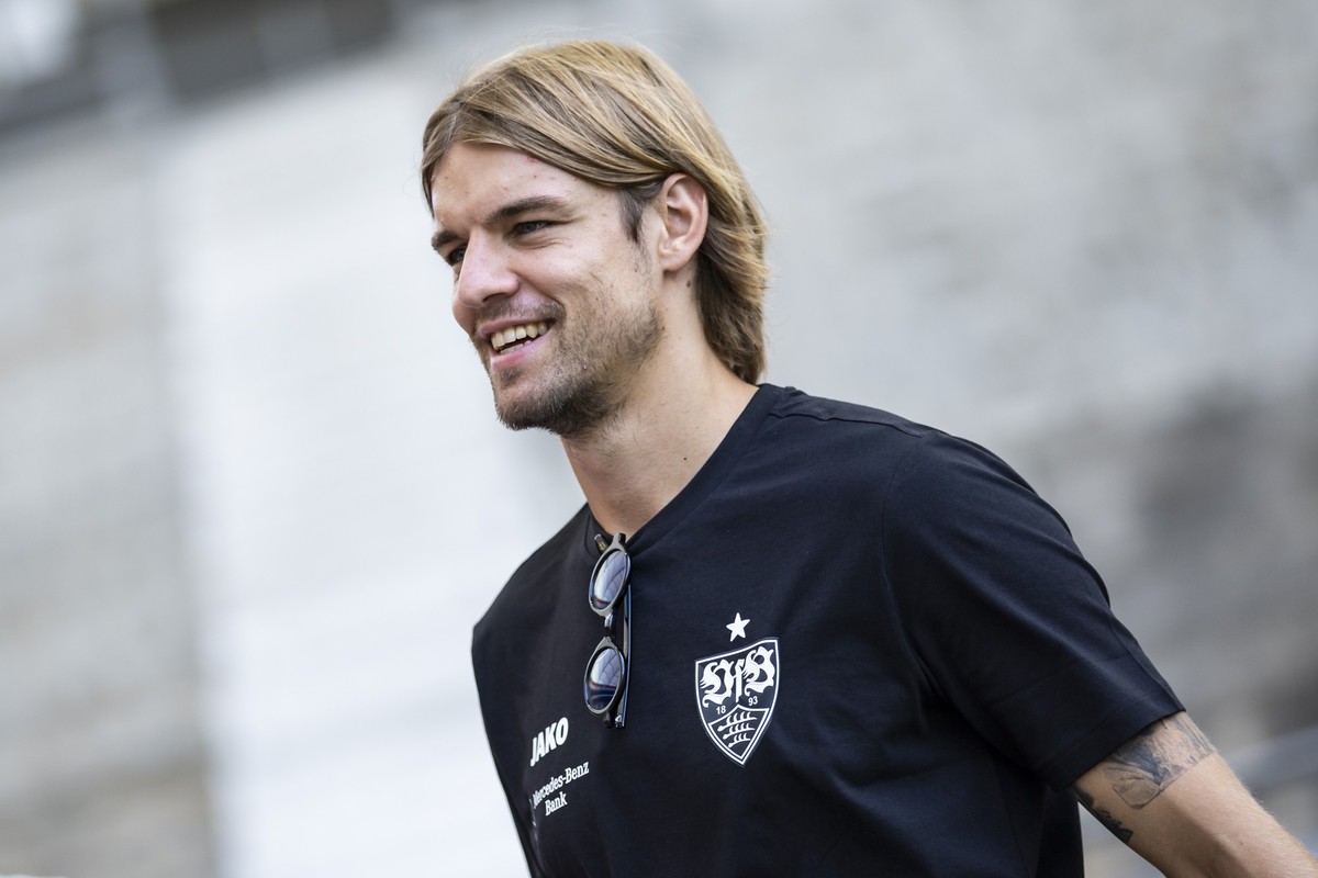 ARCHIV - 23.07.2022, Baden-Württemberg, Stuttgart: Fußball, Testspiele, VfB Stuttgart - FC Valencia in der Mercedes-Benz Arena: Stuttgarts Borna Sosa steht vor dem Spiel im Stadion. (zu dpa: «Neue Spe ...