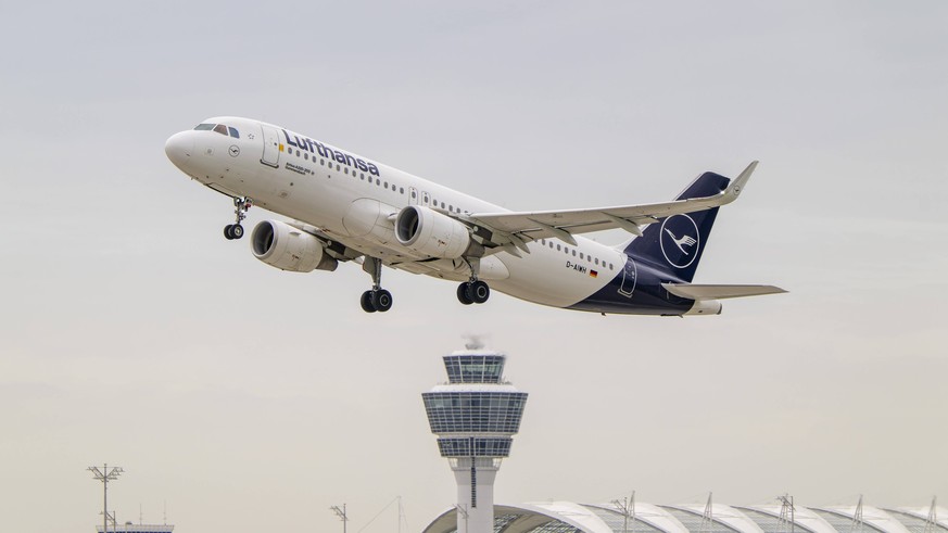 08.10.2023, Airport München, Flugbetrieb am Airport München Fanz Josef Strauss, Startbahn Süd, Eine Passagiermaschine der Lufthansa hebt ab vor dem Tower an der Startbahn. D-AIWH, Airbus A320 NEO Gumm ...