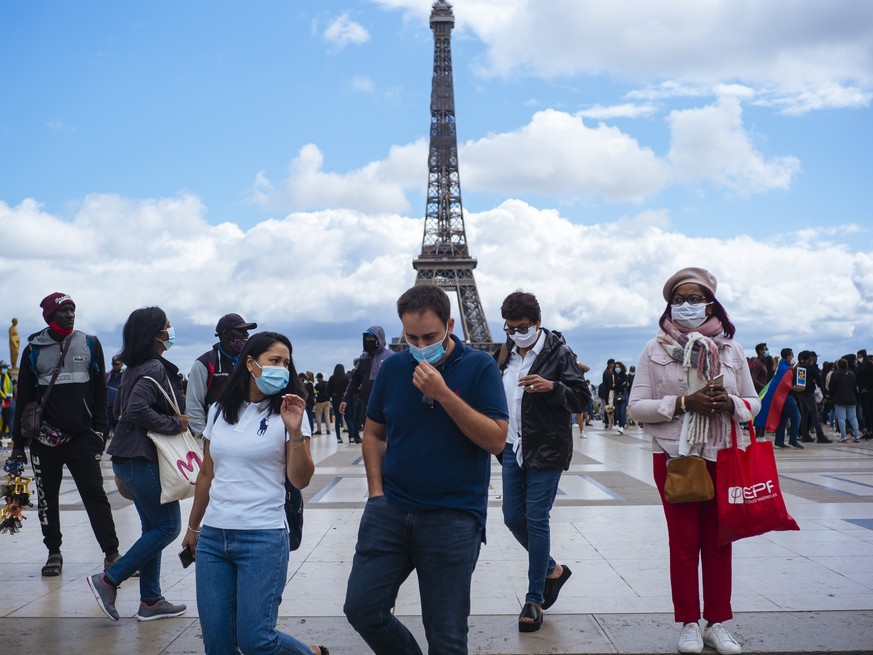 29.08.2020, Frankreich, Paris: Passanten tragen am Platz Trocadero in der N